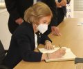 Su Majestad la Reina Doña Sofía firma en el Libro de Honor del Banco de Alimentos del Segura, en Murcia